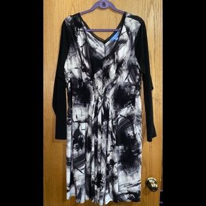 NWOT 2x Simply Vera Black & White dress
